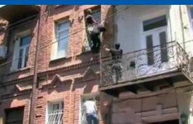 ძალადობრივი დაჯგუფების წევრები გაერო-ს ოფისთან მივიდნენ