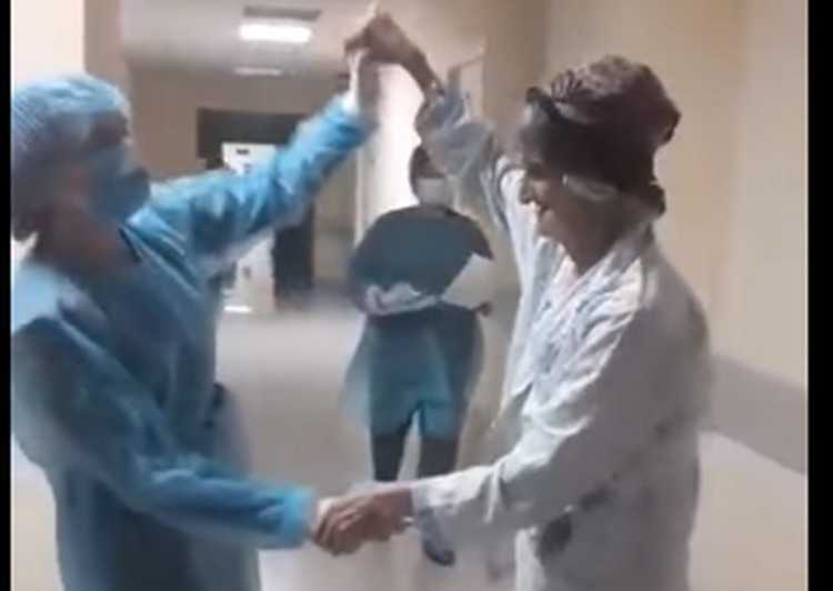 წალენჯიხის კლინიკაში კოვიდით დაინფიცირებულ 90 წლის ბებოს ეცეკვებიან - ვიდეო