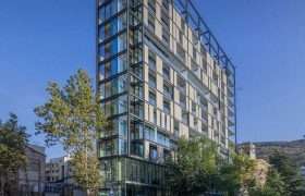 ,,ისეთი თხელია, სერიოზულად მეშინია, არ წაიქცეს''