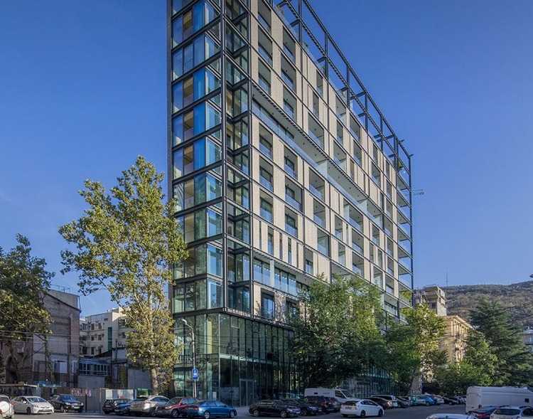 ,,ისეთი თხელია, სერიოზულად მეშინია, არ წაიქცეს''