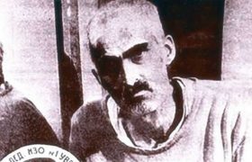 მერაბ კოსტავამ 13 თვე იშიმშილა, მას ხელოვნურად კვებავდნენ - ,,და ხელოვნურად ვისაც კვებავენ, შეუნელებელს განიცდის შიმშილს (სტრიქონები მერაბ კოსტავას ლექსიდან ,,შიმშილობა""