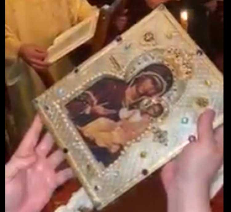 ამერიკაში ღვთისმშობლის ხატს მირონი სდის