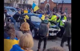 ირლანდიაში რუსეთის ელჩის მანქანას უკრაინული დროშებით წინ გადაუდგნენ ირლანდიაში რუსეთის ელჩის მანქანას უკრაინული დროშებით წინ გადაუდგნენ