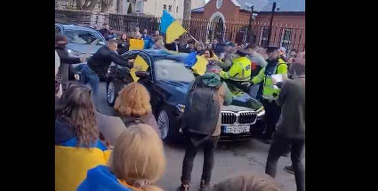 ირლანდიაში რუსეთის ელჩის მანქანას უკრაინული დროშებით წინ გადაუდგნენ