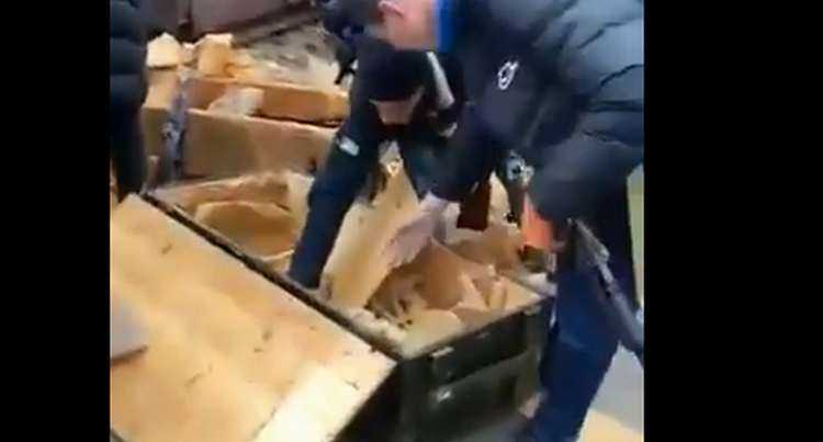 უკრაინელები არ ნებდებიან, კიევში მამაკაცებს იარაღს ურიგებენ