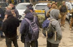 უკრაინელი მამაკაცები ომში მიდიან - მძიმე ფოტო