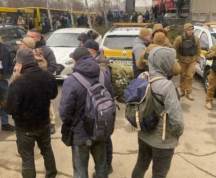 უკრაინელი მამაკაცები ომში მიდიან - მძიმე ფოტო