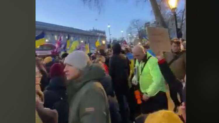 ამ წუთებში ლონდონში აქცია იმართება, ხალხი პუტინის შეჩერებას ითხოვს