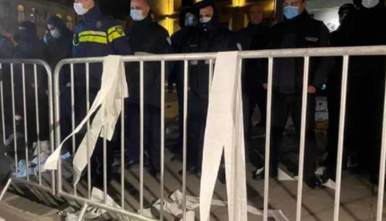 ამ წუთებში პოლიცია აქციის მონაწილეებს აპატიმრებს