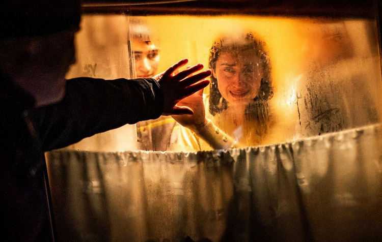 გიორგი ქებურია ცოლს და შვილებს ემშვიდობება ოდესის სადგურში