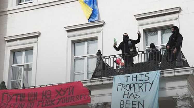 ლონდონში რუსი ოლიგარქის სასახლეში შეიჭრნენ - „ეს საკუთრება გათავისუფლებულია“