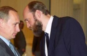 პუტინის ყოფილი მეგობარი: ,,მას მედვედევის გარემოცვა მოუღებს ბოლოს, საკუთარ ტრაგედიას ვერ აცნობიერებს" პუტინის ყოფილი მეგობარი: ,,მას მედვედევის გარემოცვა მოუღებს ბოლოს, საკუთარ ტრაგედიას ვერ აცნობიერებს"