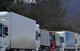 ,,მხოლოდ ოჯახში დაბრუნება გვინდაო" - უკრაინელი მძღოლები გომში დგანან