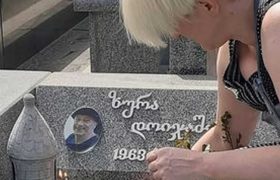 მიხეილ ზაქარიაშვილი: ,,ყოჩაღ, ქეთი, დოიჯას საფლავი როგორც ზურას ეკუთვნოდა, ისეა - სადა, ყვავილებით გაწყობილი, ლამაზი სურათი"