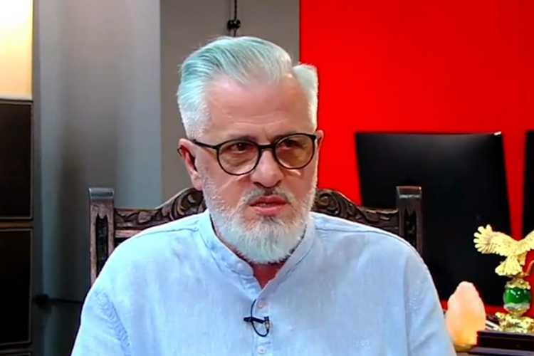 ადვოკატი: ,,სააკაშვილს ასდის მკვდრის სუნი, ხელები 2-3 დღის გარდაცვლილივით აქვს დამჭკნარი, სახეზე აქვს ლაქები... ფაქტია, რაღაც ხდება"