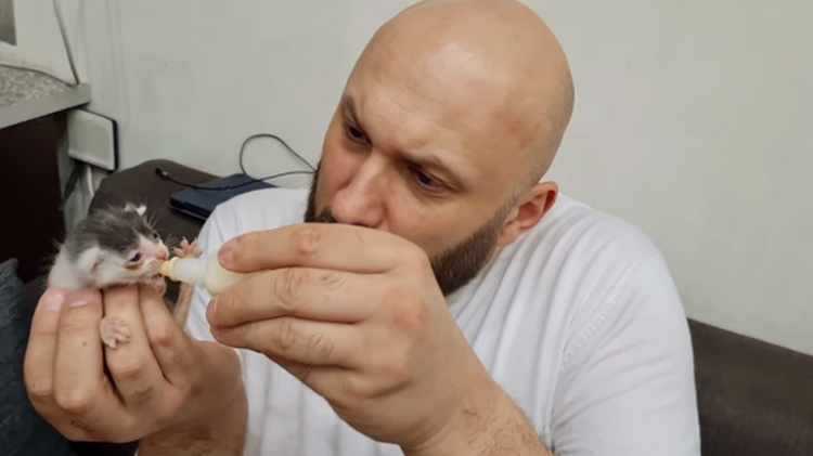 ,,რომ დამენახე, ხომ დაგაკლავდი იმ ნაგვის ვედროზე, შე ვირიშვილო!" - გოგა მესხი კნუტს საწოვარათი ზრდის