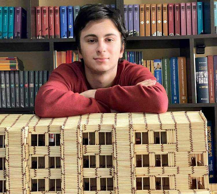 21 000 ასანთის ღერით აწყობილი თვითმფრინავი - ,,ჩემი ნამუშევრის ანალოგი მსოფლიოში არ არსებობს"