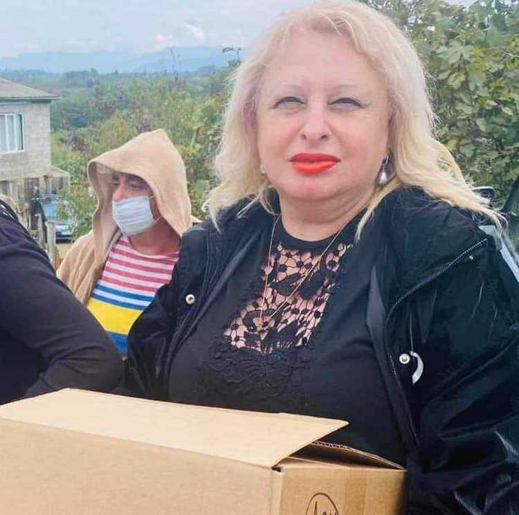 პოეტმა მაია ხოფერიამ ფოთში საქველმოქმედო საღამო გამართა - ,,გურიაში სტიქიით დაზარალებულ 20 ოჯახს პროდუქტებით დავეხმარეთ"