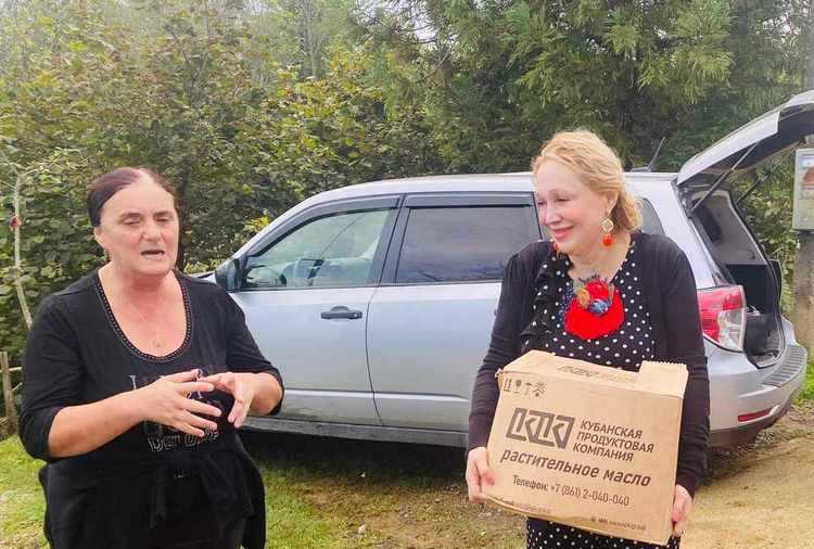 პოეტმა მაია ხოფერიამ ფოთში საქველმოქმედო საღამო გამართა - ,,გურიაში სტიქიით დაზარალებულ 20 ოჯახს პროდუქტებით დავეხმარეთ"