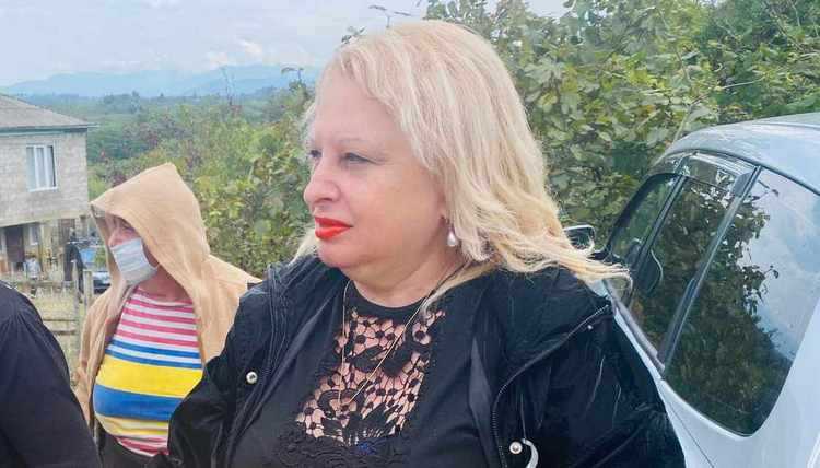 პოეტმა მაია ხოფერიამ ფოთში საქველმოქმედო საღამო გამართა - ,,გურიაში სტიქიით დაზარალებულ 20 ოჯახს პროდუქტებით დავეხმარეთ"